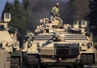 花武器：其他武器则可以进行攻击多次，轻松躲避BOSS的扫击