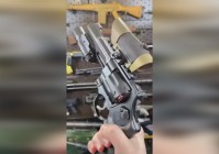 战地3_游戏中会增加燃烧弹和瞄准镜等装备，马上就要进入下一个地点了你只能挂机