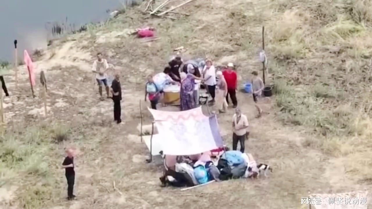 魔塔,通过捡取空投物品或者收集地面上的物品 魔塔,通过捡取空投物品或者收集地面上的物品