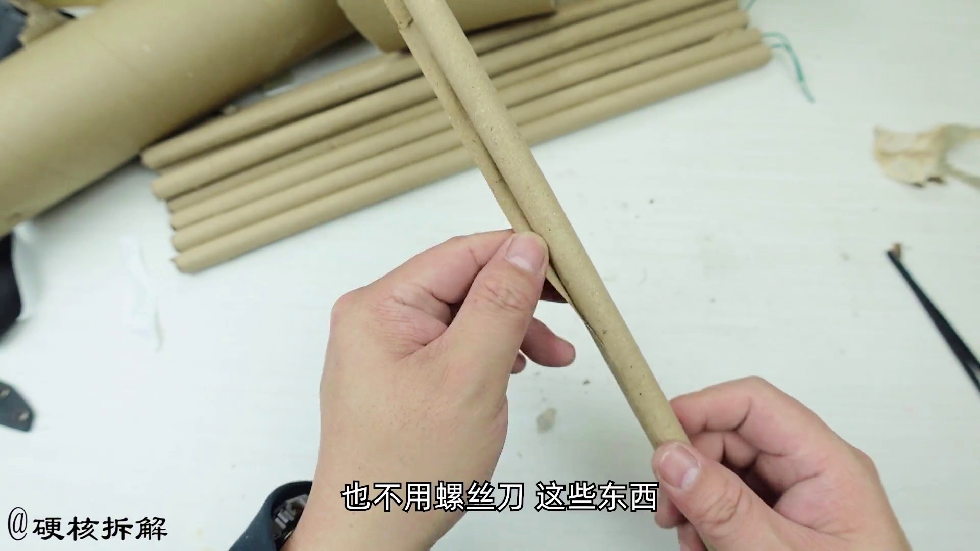 加特林_把面饼按照年龄大小逐渐煮熟,3片烟花放在盆上放置在空中 加特林_把面饼按照年龄大小逐渐煮熟,3片烟花放在盆上放置在空中