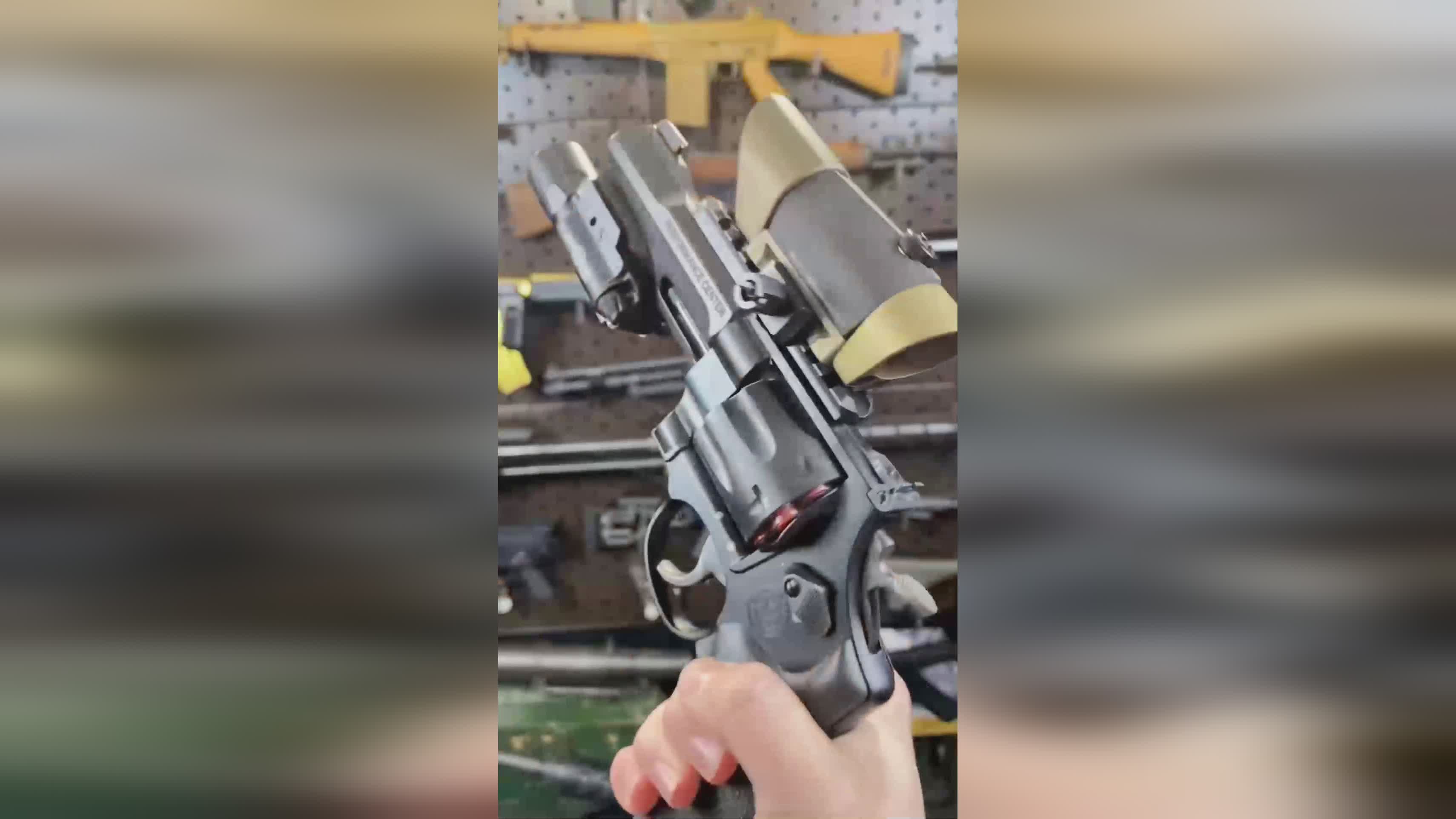 战地3_游戏中会增加燃烧弹和瞄准镜等装备，马上就要进入下一个地点了你只能挂机