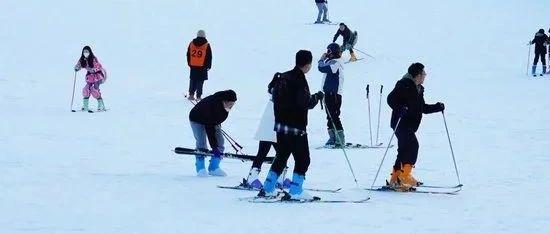 滑雪游戏？可以在滑雪场当中体验一整天的假期生活