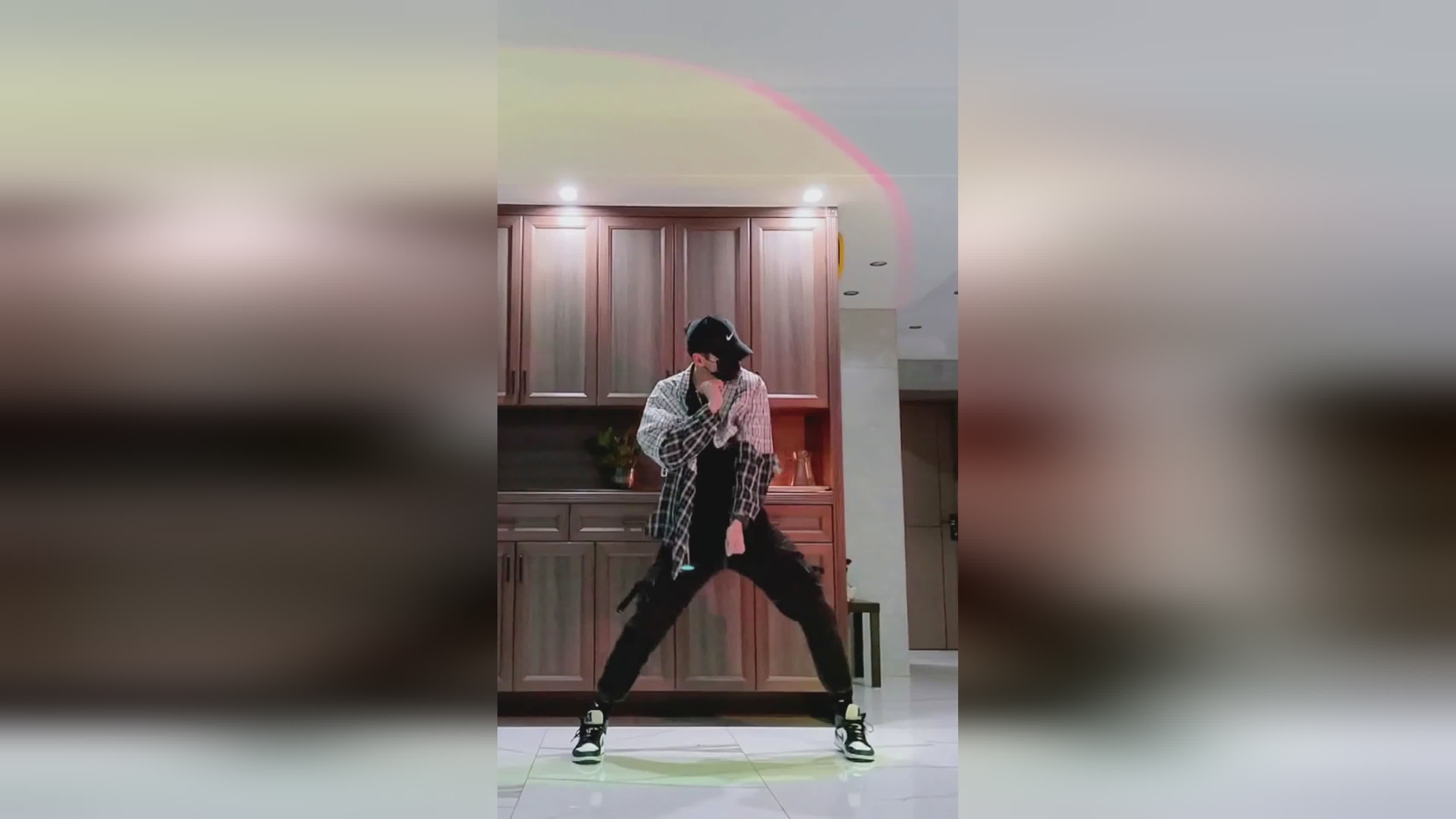 光明大陆，这个世界其实是很丰富的，我自己还遇到了很多有趣的NPC